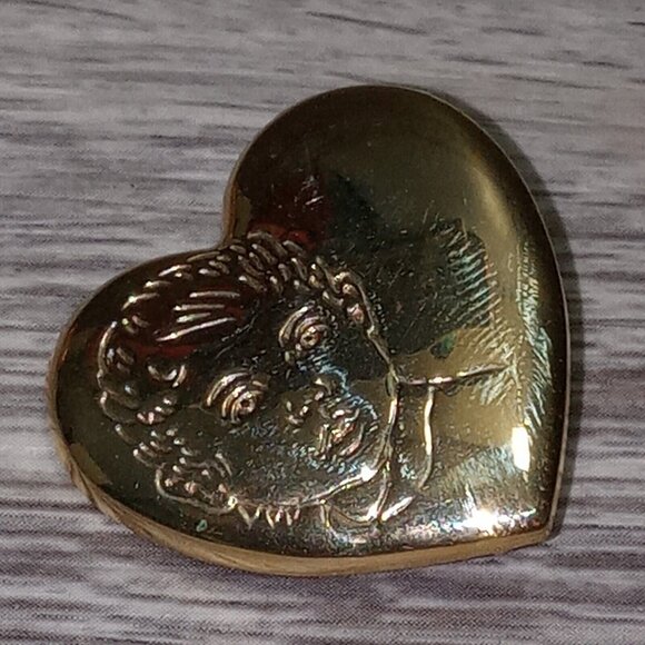 The Variety Club Gold Tone Heart Day 2000 Pin Badge Brooch Child Baby Face - Picture 3 of 7